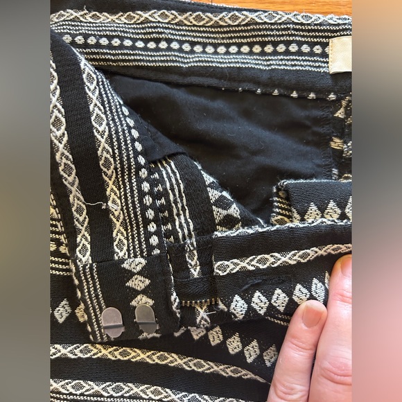 Loft Black & White Aztec Print Tribal Shorts Size 4 - Picture 9 of 11